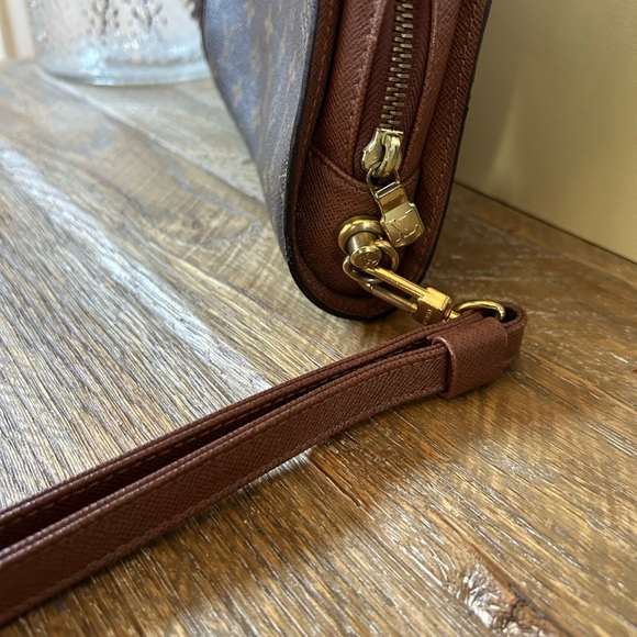 AUTHENTIC LOUIS VUITTON MONOGRAM CLUTCH WRISTLET - Picture 4 of 12